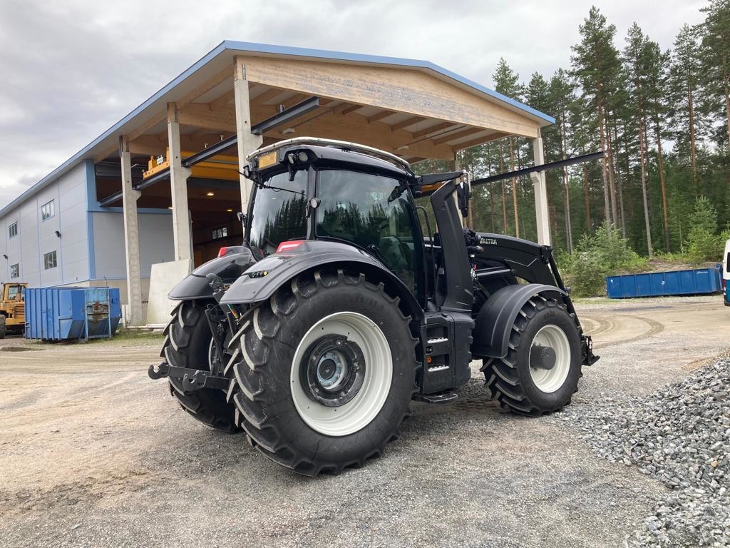 Traktorin lasien tummennukset