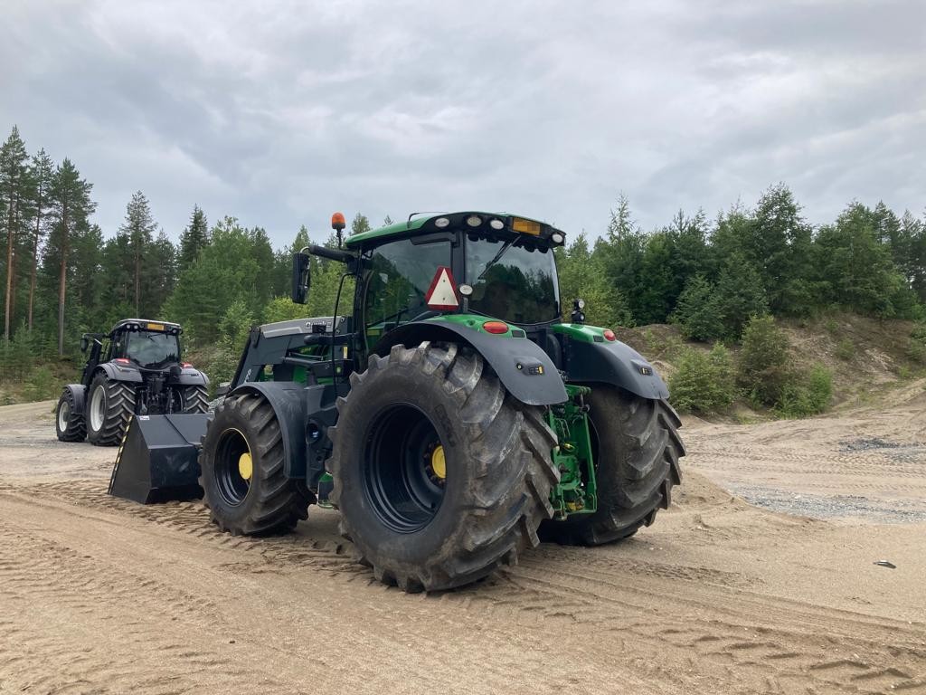 Traktorin lasien tummentaminen
