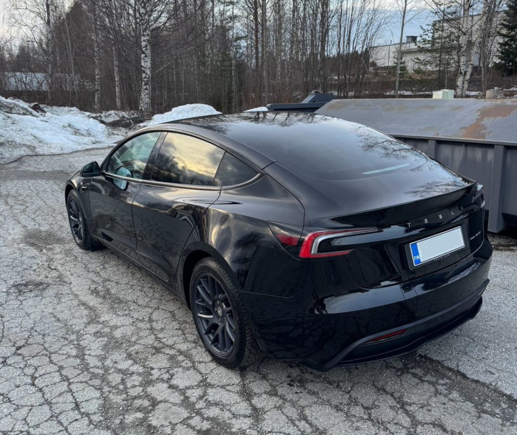 Tesla M3 ikkunan tummennus